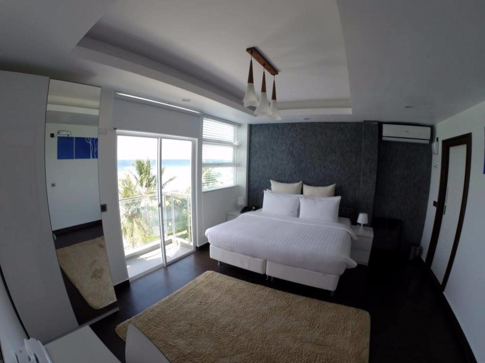 Airport Beach Hotel Хулхумале Экстерьер фото